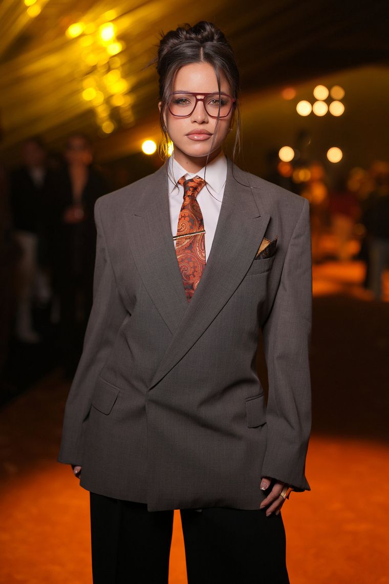 El look Boss de Emilia Mernes. El look Boss de Emilia Mernes.