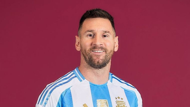 Lionel Messi posando con la de Argentina. Foto: Conmebol