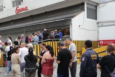 Los caraqueños que se aventuraron a las calles visitaron los supermercados y farmacias para abastecerse de comida y medicinas.