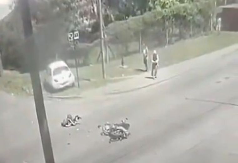Un motociclista fue trasladado inconsciente tras chocar contra el lateral de un auto
