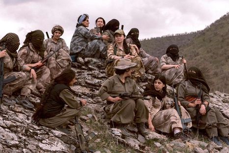 Un grupo de combatientes kurdas en la cima de una colina en la región del Kurdistán, en el norte de Irak. Un grupo de combatientes kurdas en la cima de una colina en la región del Kurdistán, en el norte de Irak.
