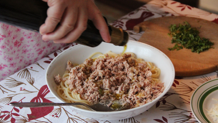 Cocina exprés: pasta con atún y aceite de oliva un plato lleno de sabor