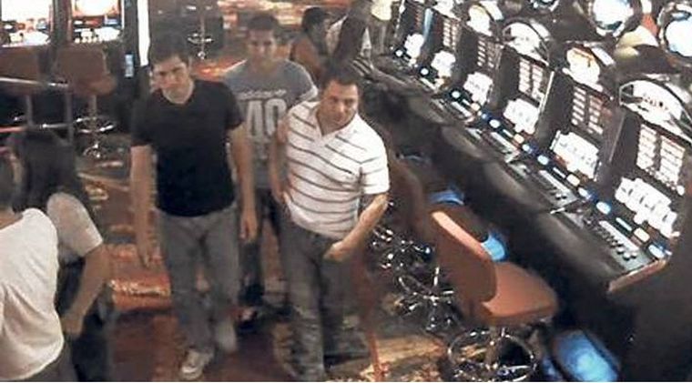 Las cámaras muestran a Parra Salazar, de remera negra, en el casino flotante de Puerto Madero