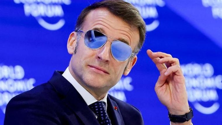 Macron no se quitó las gafas en ningún momento.