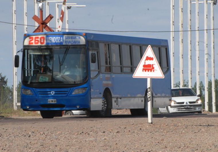 Los usuarios prefieren el remis trucho antes que el transporte legal. Foto: Ivana González/MDZ
