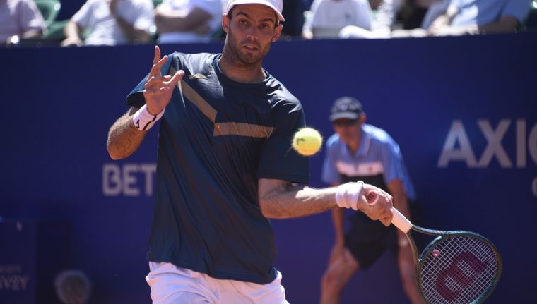 Facundo Díaz Acosta suelta su derecha en el ATP de Buenos Aires Foto: Juan Mateo Aberastain Zubimendi / MDZ