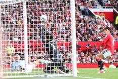 Erling Haaland, en el suelo, ya definió de zurda mientras el arquero Lammens nada puede hacer y Lisandro Martínez se lamenta. El City ganó en Old Trafford y es líder junto al Arsenal.&nbsp;