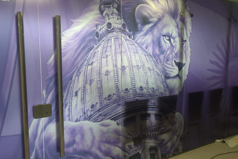 Un león violeta en el Congreso. Un león violeta en el Congreso.