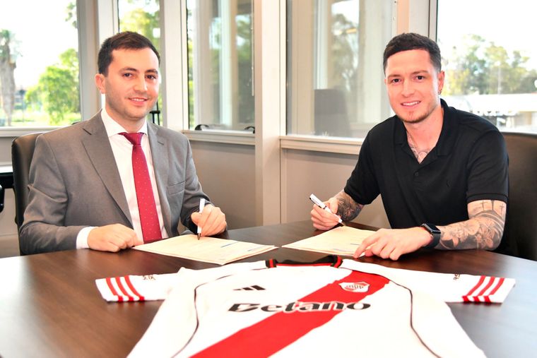 Anibal Moreno junto a Stéfano Di Carlo, durante la firma de su contrato con River.