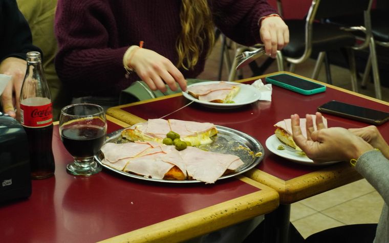Con más de 60 años dentro de la gastronomía de Mendoza, su pizza se ha convertido en un clásico de la provincia.&nbsp;