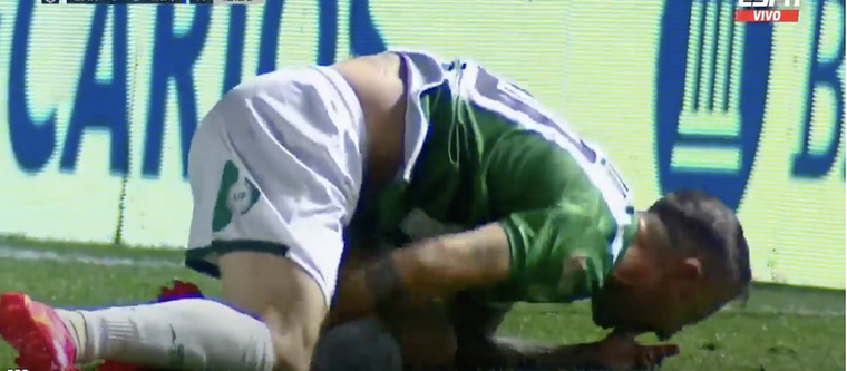 El volante de Banfield sufrió una terrible lesión. Foto: Captura de pantalla