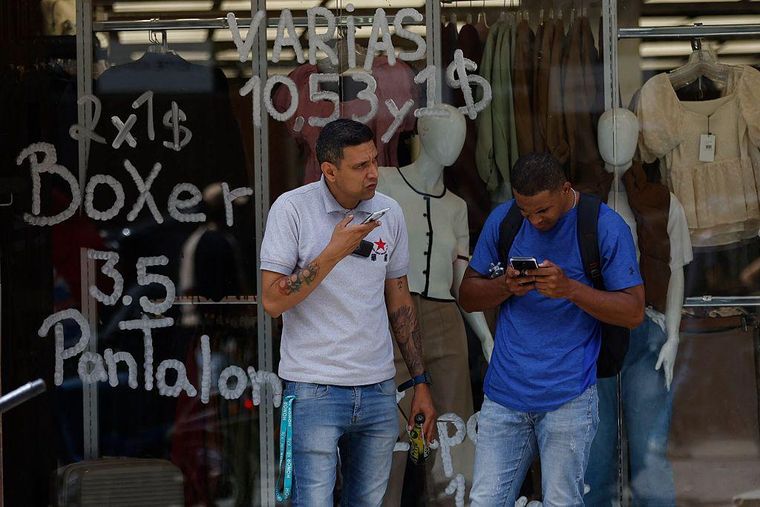 Los venezolanos reportan un constante aumento de los precios desde principios de este año.