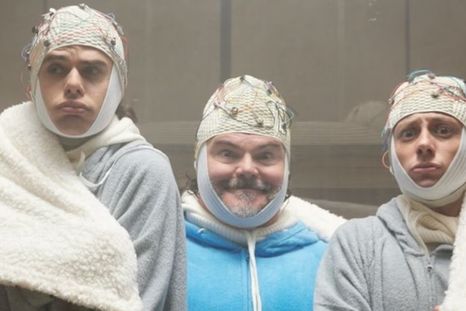 Los tres artistas aparecen con electrodos en una clínica futurista de salud mental. / Capturas X Los tres artistas aparecen con electrodos en una clínica futurista de salud mental. / Capturas X