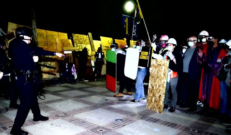 Manifestantes se enfrentan a policías en la Universidad de California, en Los Ángeles. Foto: Efe.
