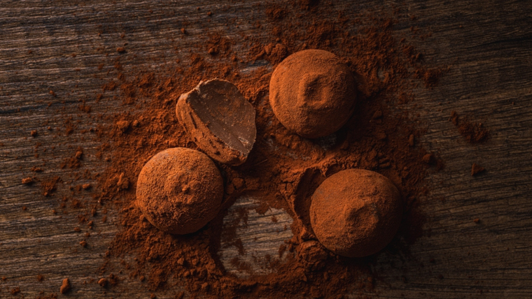 La receta de trufas de chocolate estilo español se popularizó en las sobremesas navideñas durante el siglo XX. La receta de trufas de chocolate estilo español se popularizó en las sobremesas navideñas durante el siglo XX.