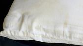 Las almohadas suelen tener manchas amarillas debido al sudor y la humedad Foto: Shutterstock Las almohadas suelen tener manchas amarillas debido al sudor y la humedad Foto: Shutterstock