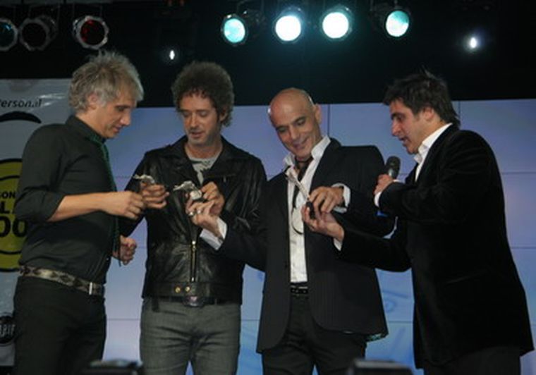 Los Soda recibieron la distinción de manos de Afo Verde. Foto: Gentileza: Jorgela Argañarás