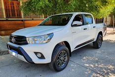 el usado del dia: impecable y muy atractiva toyota hilux 2017