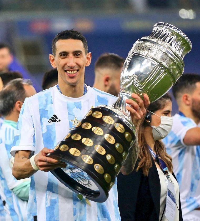 Ángel Di María sostiene la Copa América ganada en Brasil Foto: Instagram @angeldimariajm