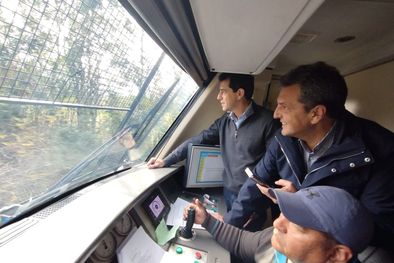 MDZol | Conductor Sergio Massa y Wado de Pedro, ayer en la inauguración de un ramal turístico en Mercedes. Foto: Prensa Massa