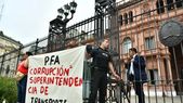 Un policía federal se encadenó en Casa Rosada en las últimas semanas Un policía federal se encadenó en Casa Rosada en las últimas semanas
