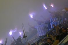 La hinchada de Racing prendió bengalas en el Gigante de Arroyito y el partido se demoró 10 minutos. La hinchada de Racing prendió bengalas en el Gigante de Arroyito y el partido se demoró 10 minutos.