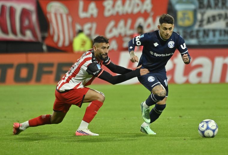 Matías Fernández se escapa de Barrios. El 10 de la Lepra alternó buenas y malas. 