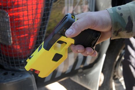 El Honorable Concejo dio el visto bueno para que preventores usen Taser en tareas de prevención. El Honorable Concejo dio el visto bueno para que preventores usen Taser en tareas de prevención.