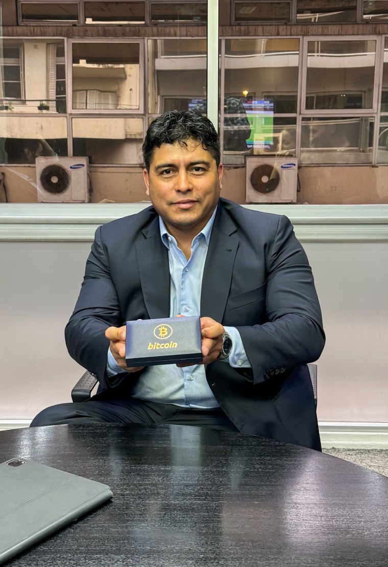 Claudio Vidal con con su estuche de Bitcoin Foto: X de Claudio Vidal