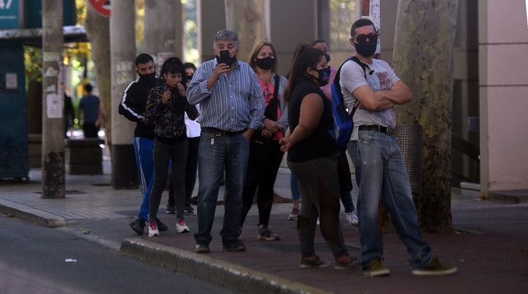 El ministerio de Salud salió a aclarar cuándo se deberá usar el barbijo al aire libre y cuándo no Foto: ALF PONCE MERCADO / MDZ