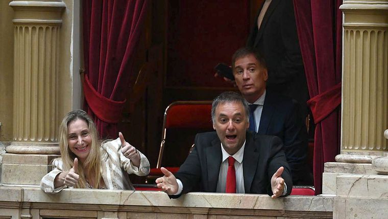 Manuel Adorni y Karina Milei apuntados por la oposición por el caso $LIBRA