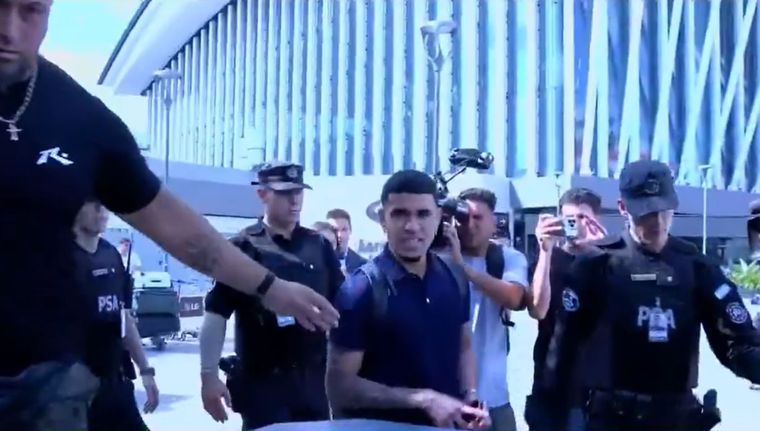 Kendry Páez llegó a la Argentina para someterse a la revisión médica, firmar contrato y ser jugador de River.