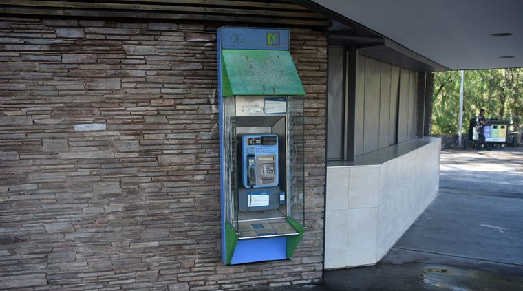 Aunque quedan pocos teléfonos públicos, todavía los recordamos. Aunque quedan pocos teléfonos públicos, todavía los recordamos. 