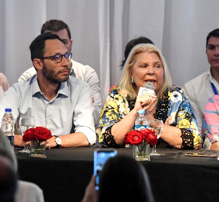 Maximiliano Ferraro y Elisa Carrió en conferencia. Foto: Noticias Argentinas