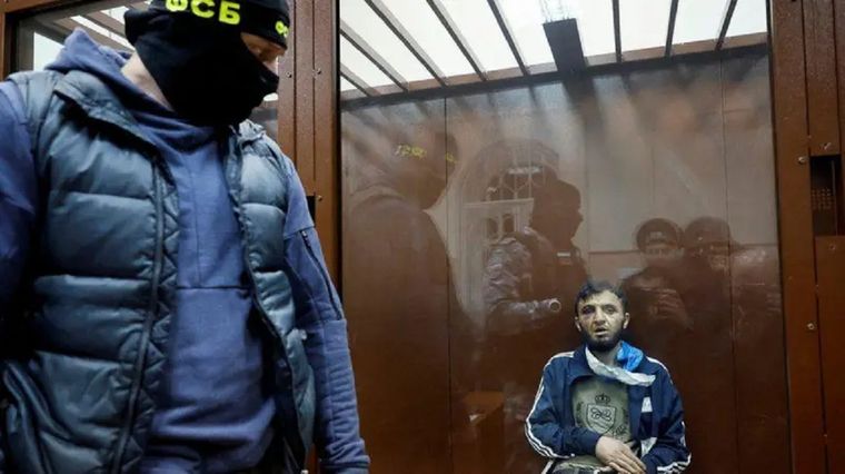 Este domingo los cuatro sospechosos del ataque fueron presentados ante los tribunales. Foto: REUTERS