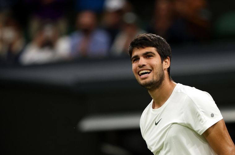 Carlos Alcaraz avanza en Wimbledon. Foto: EFE