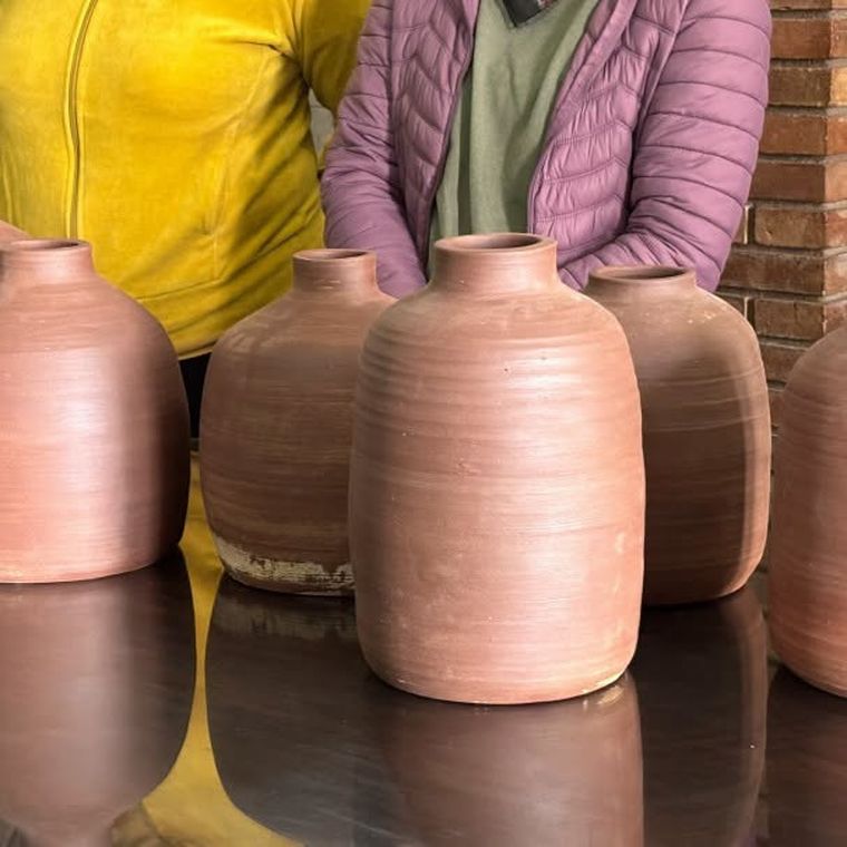 La Facultad de Artes y Diseño de la UNCUYO entregó vasijas cerámicas desarrolladas con arcillas mendocinas al INTA Mendoza para iniciar ensayos enológicos que evaluarán su desempeño en la guarda y crianza de vinos. Foto: FAD de la UNCuyo.