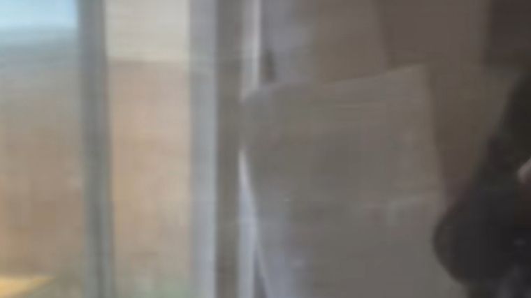 Saca todo el polvo que se acumula en el vidrio de tu televisor Andrea y Erik te traen la solución perfecta. Foto: Fuente: Imagen @Chinoylatina