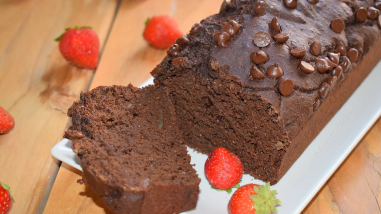 En muchas casas, la receta de pastel de algarroba se prepara como alternativa al cacao por su sabor naturalmente dulce. En muchas casas, la receta de pastel de algarroba se prepara como alternativa al cacao por su sabor naturalmente dulce.