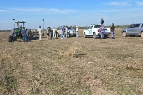 La mujer iba en el tractor junto a su esposo y su hijo. La mujer iba en el tractor junto a su esposo y su hijo.