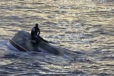 Así hallaron al sobreviviente. Foto: Guardia Costera de Estados Unidos / AFP Así hallaron al sobreviviente. Foto: Guardia Costera de Estados Unidos / AFP