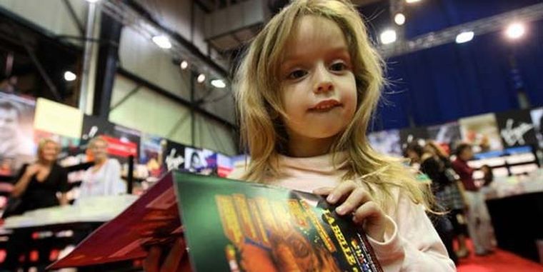 ¿Qué deberías hacer para que tu hijo lea? Foto: AFP