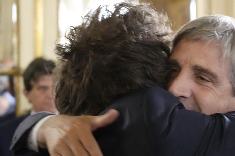 El abrazo entre Caputo y Milei, publicado cuando la inflación se colocó en 3,5% Foto: Presidencia