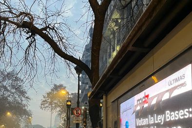 MDZol | El cartel de MDZol adelantaba que el Gobierno sacaba a Aerolíneas Argentinas y al Correo de las empresas a privatizar por la Ley Bases Foto: Dante Kaplanski / MDZ