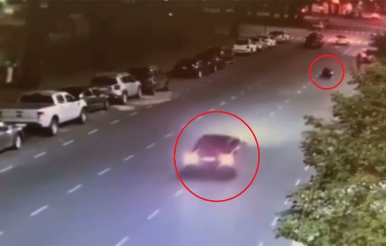 El momento en que Salvio escapa con su auto en marcha atrás por la avenida, luego de que su exmujer cayera sobre el asfalto tras forcejear por la ventanilla del acompañante.