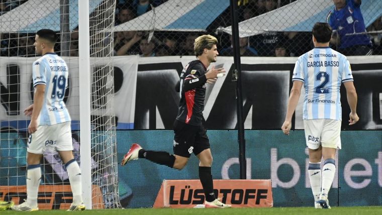 Rodrigo Insua festeja su gol de penal para el triunfo agónico de Barracas Central ante Racing.