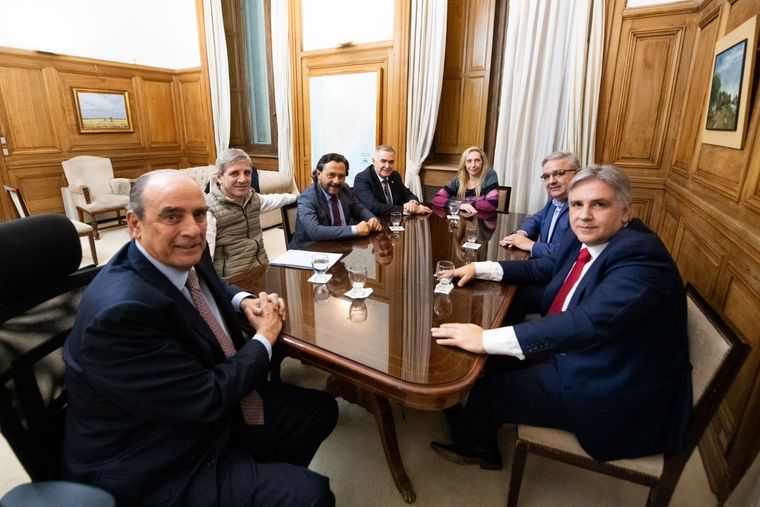 Karina Milei, Guillermo Francos y Luis Caputo con gobernadores Foto: Twitter Oficial Guillermo Francos