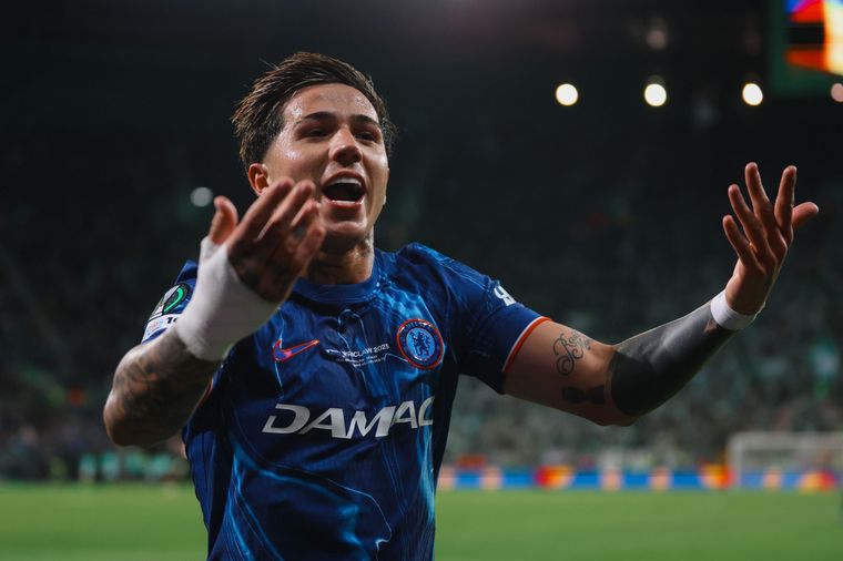 Enzo Fernández convirtió un gol clave para el 1-1 y festejó su primer título en Chelsea. Foto: @ChelseaFC