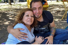 La víctima junto a su madre Foto: Télam La víctima junto a su madre Foto: Télam