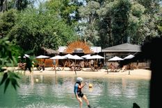 Esta playa, además de ser un paraíso artificial, es ideal para realizar deportes acuáticos.